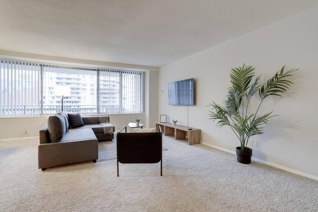 Elegant W Views At Crystal Apartment Arlington