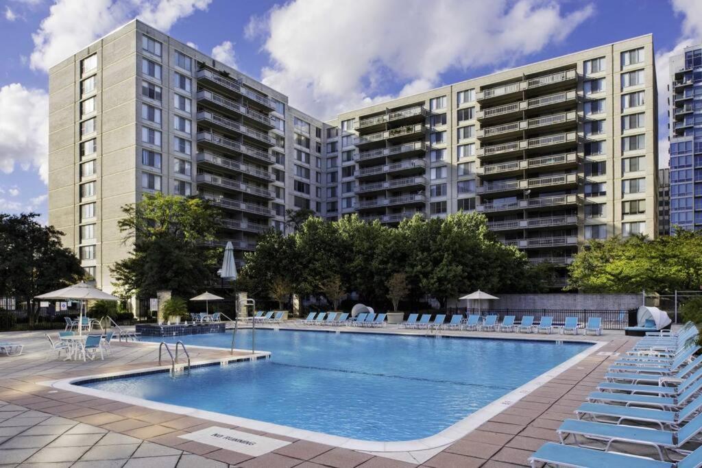 Apartment Elegant W Views At Crystal Arlington