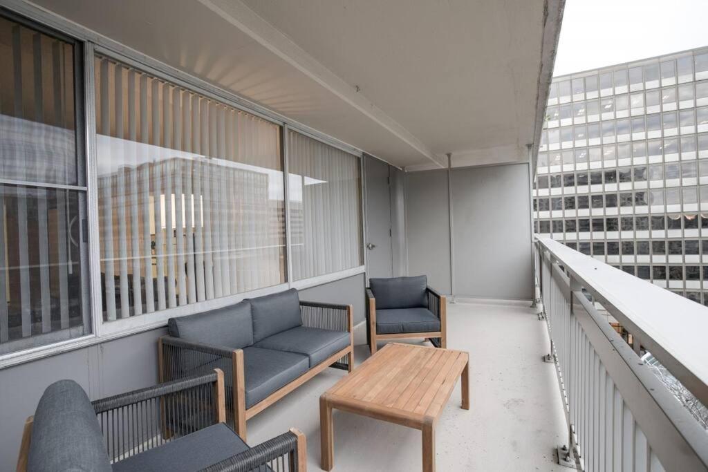 Elegant W Views At Crystal Arlington